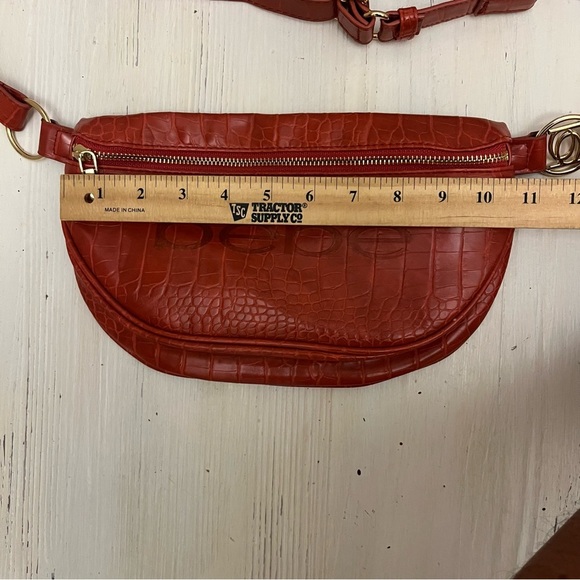 Women’s Bebe Handbag Belt bag Purse In Red Faux Crocodile Pattern Gold Hardware - Picture 12 of 13